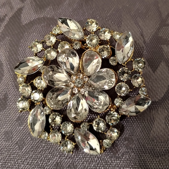 Jewelry - 💫 Glamorous! 💫  Goldtone Crystal Floral Brooch